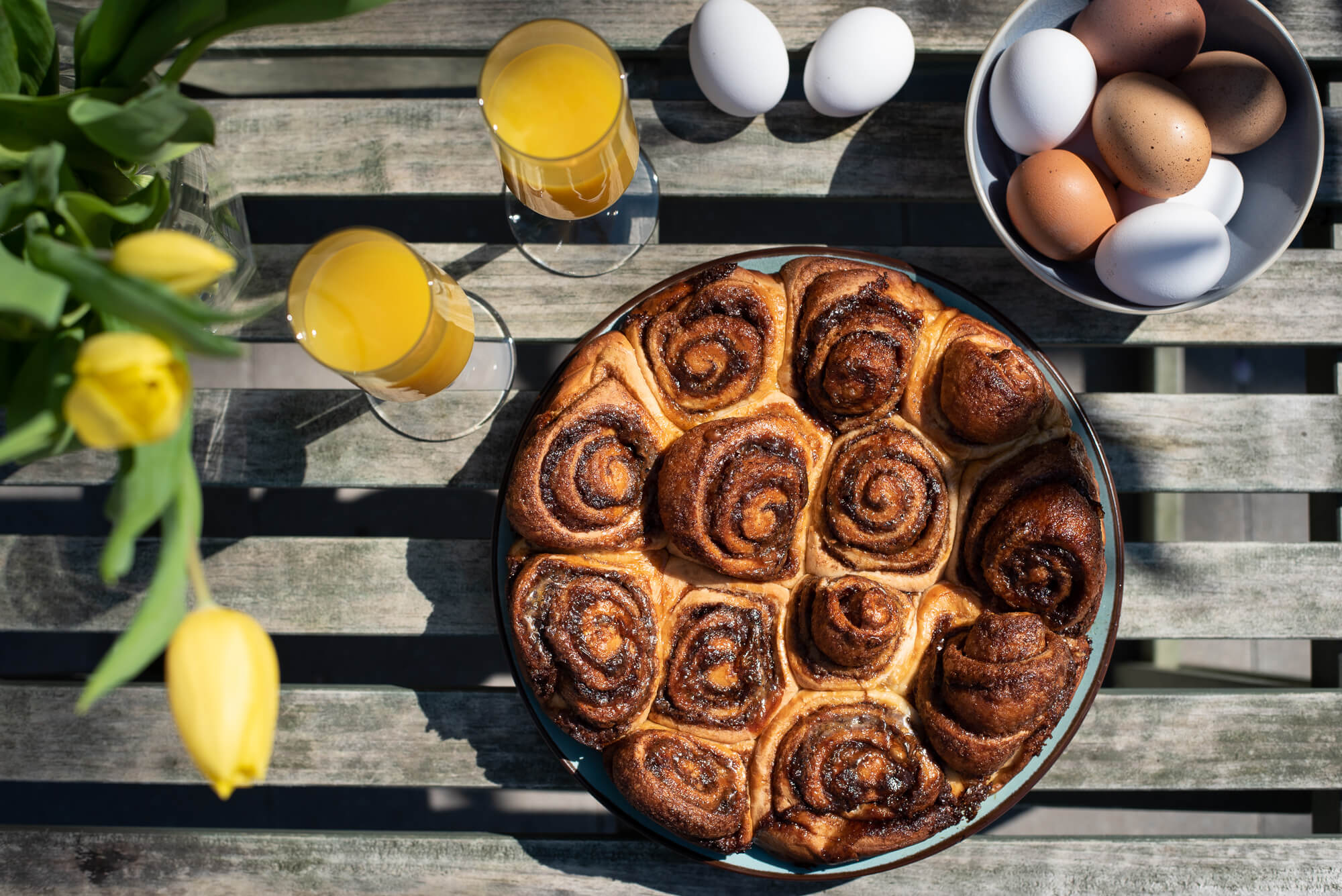 cinnamonrolls-breakfast-eggs-Weltevree