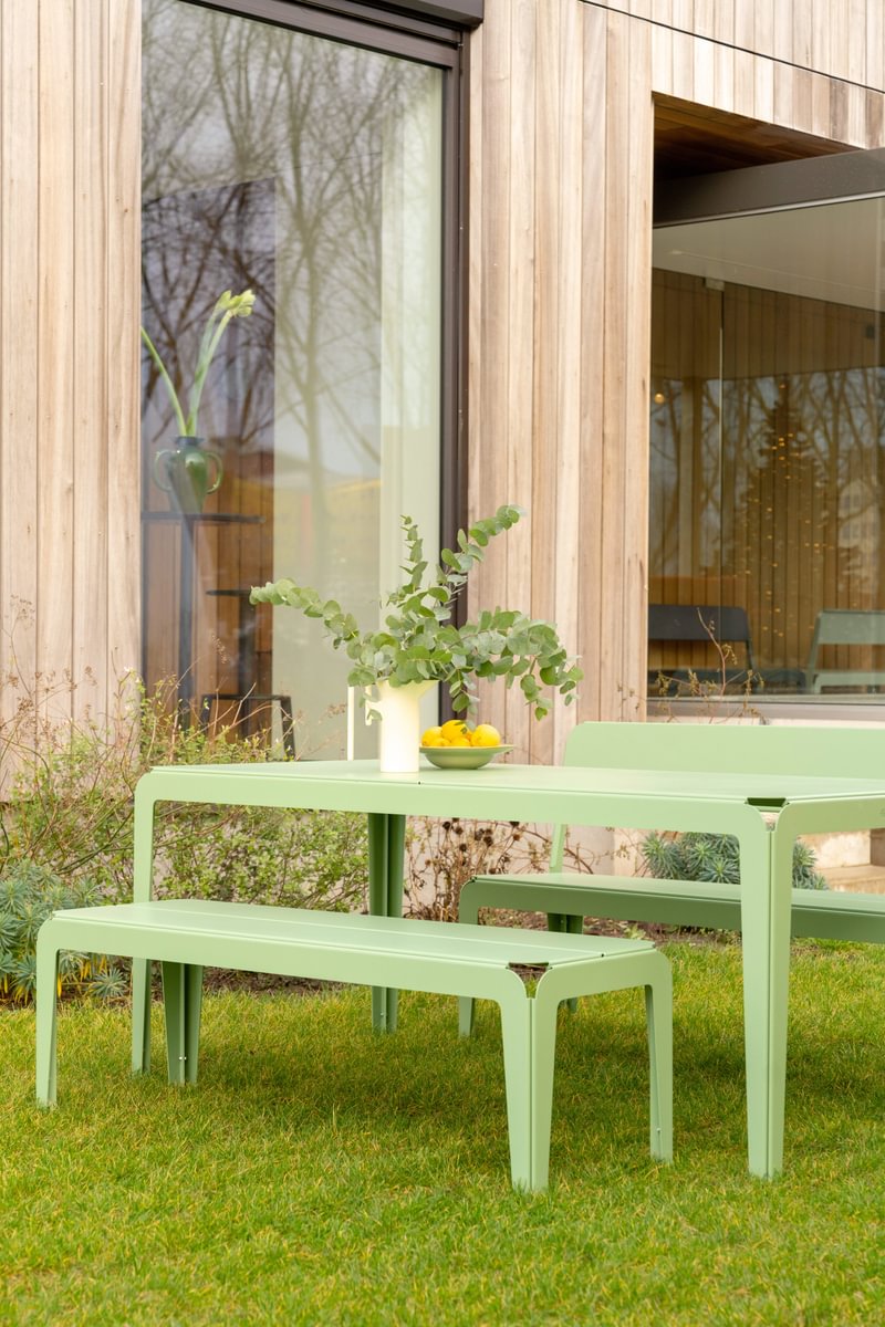Bended Table 180 including benches