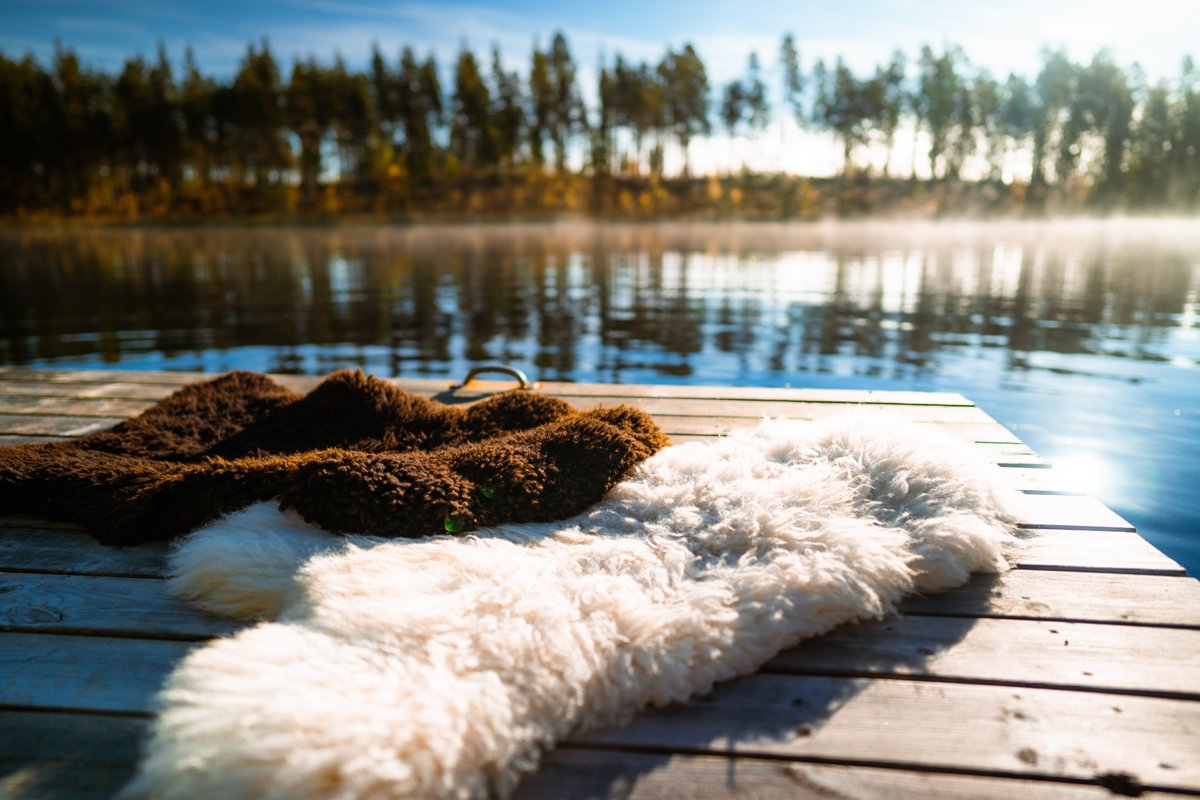 Peut-on laisser un tapis en peau de mouton à l'extérieur ? Conseils d'utilisation et d'entretien