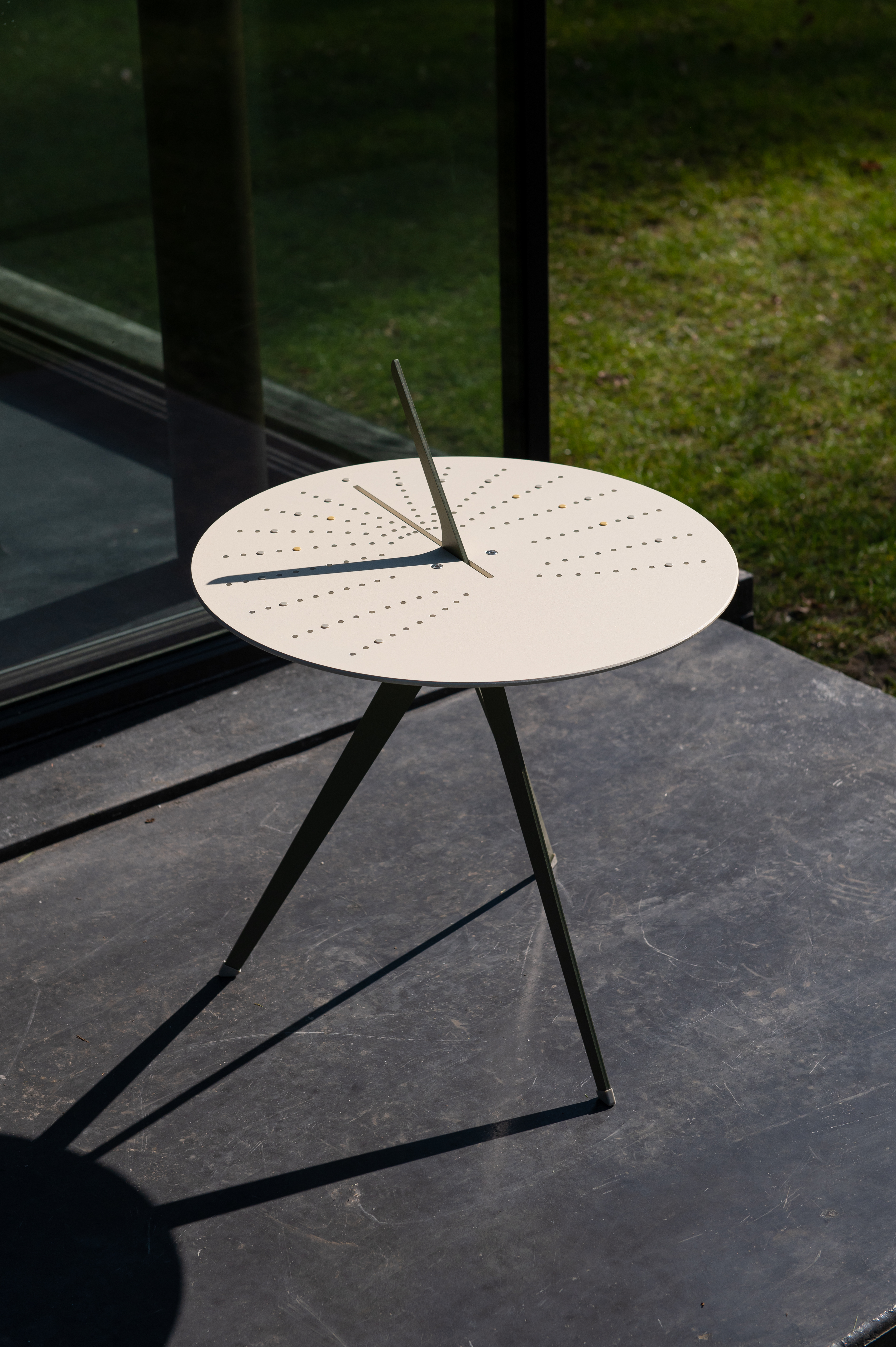 Weltevree-sundial-table-terras