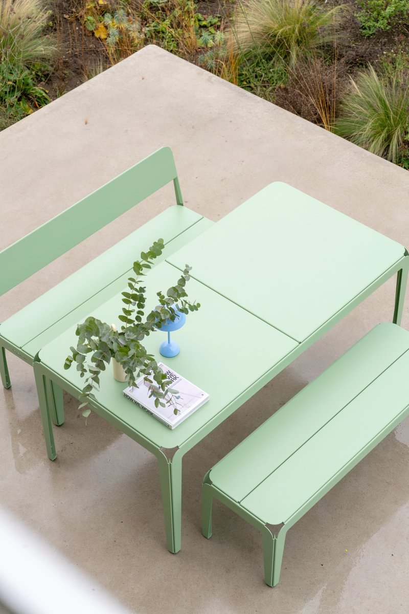 Bended Table 180 including benches