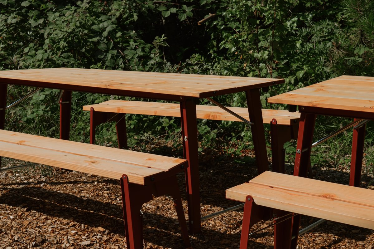Wie pflegt und schützt man seinen Gartentisch aus Holz?
