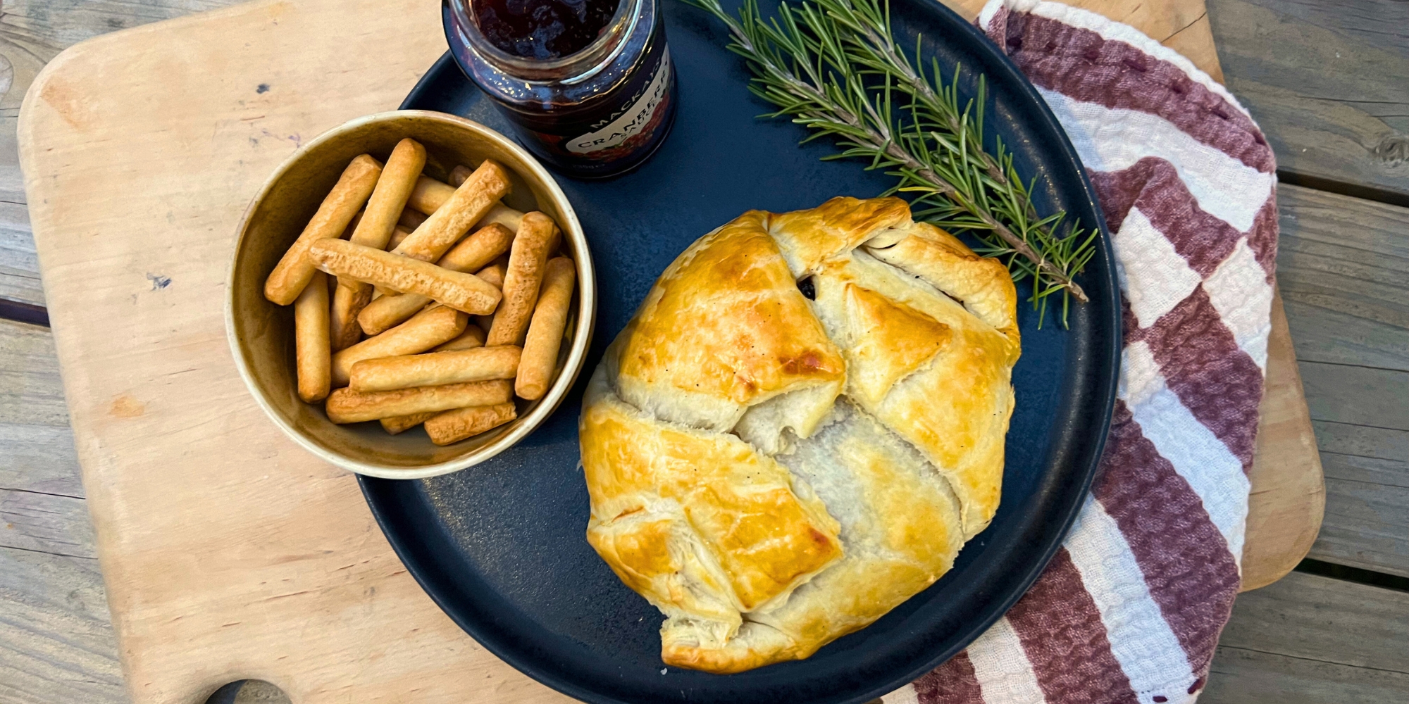 Mit Blätterteig umwickelter Preiselbeer Camembert 