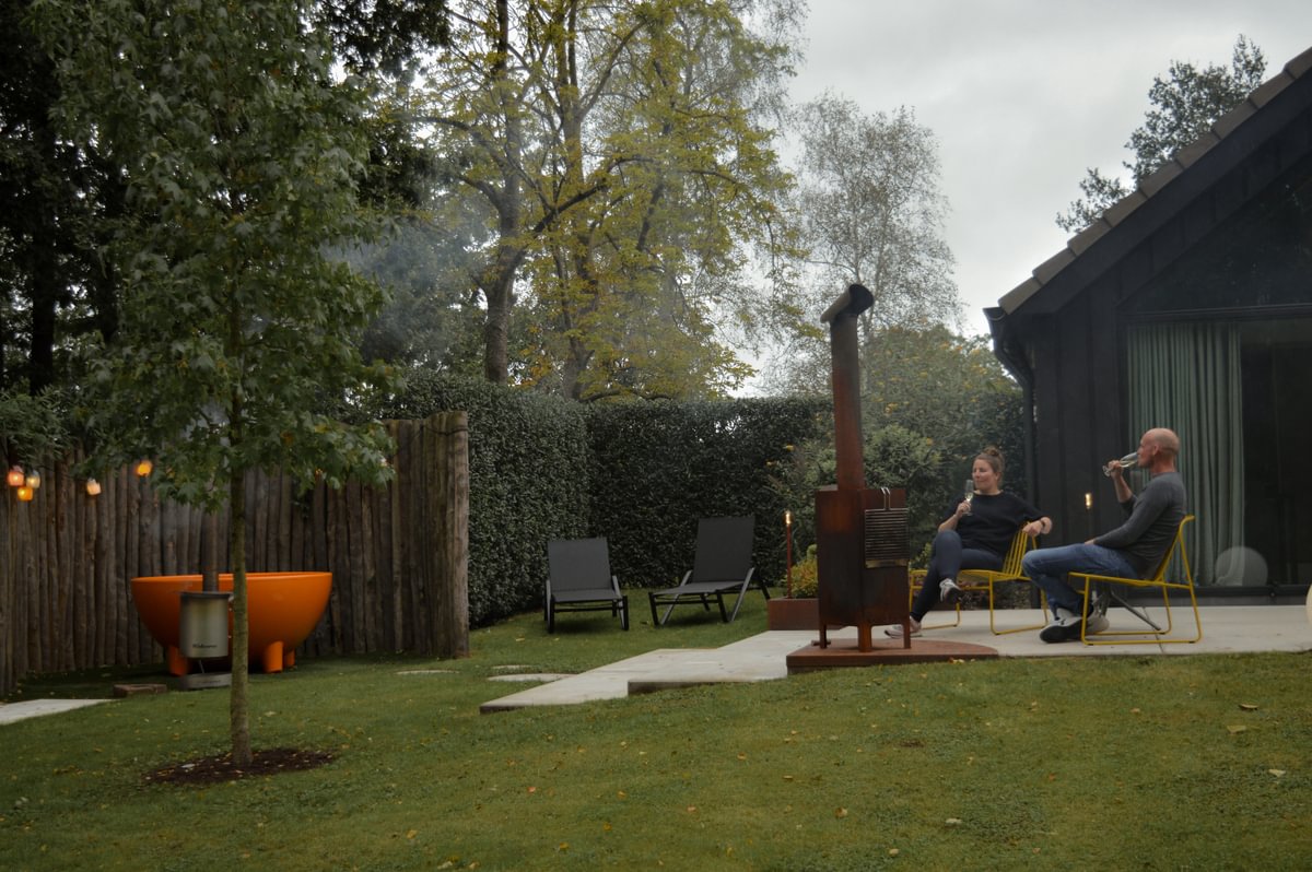 Dutchtub und Outdoorofen im Garten