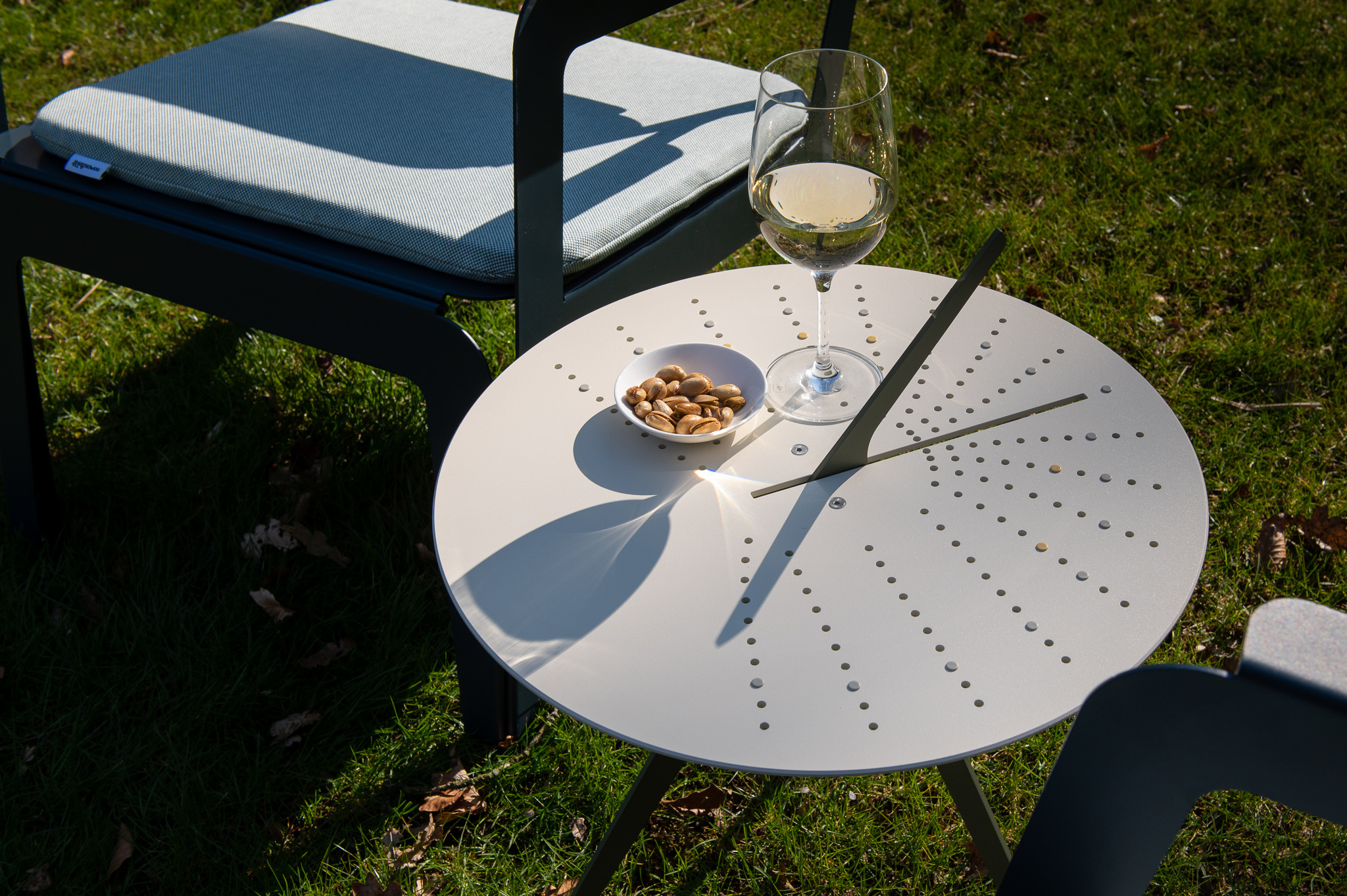 Weltevree-sundial-table-sidetable-snacks