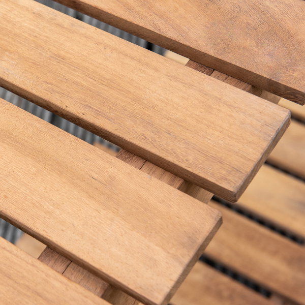Nahaufnahme der Holzoberfläche eines Gartentisches aus Holz