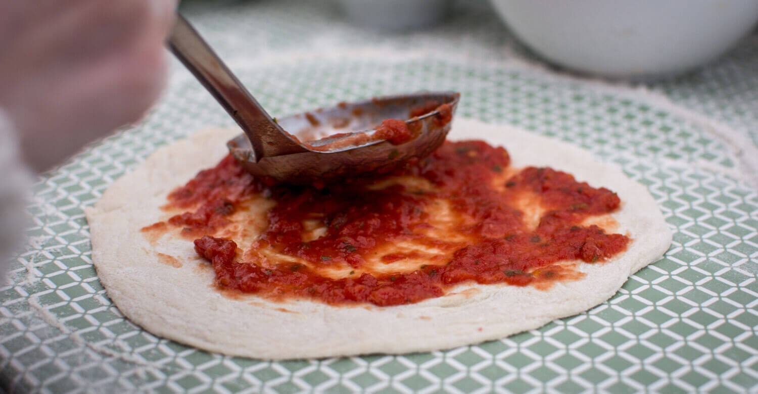 Weltevree-tomatensaus-pizzadeeg-zelfgemaakt
